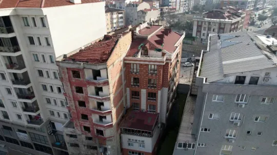 Görüntüsüyle sosyal medyaya konu olan o bina yıkıldı