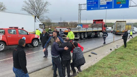 Otomobil tırın altına girdi: 2'si ağır 5 kişinin yaralandığı kazada can pazarı yaşandı