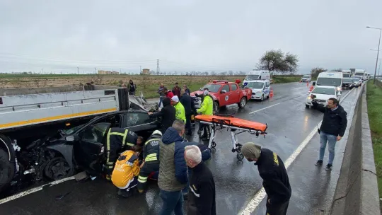 Otomobil tırın altına girdi: 2'si ağır 5 kişinin yaralandığı kazada can pazarı yaşandı