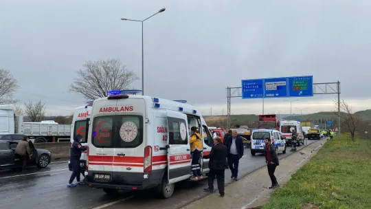 Otomobil tırın altına girdi: 2'si ağır 5 kişinin yaralandığı kazada can pazarı yaşandı