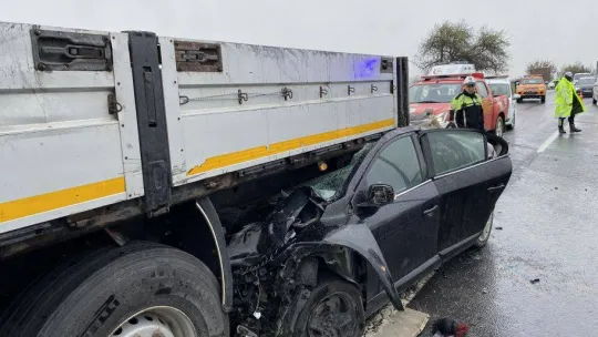 Otomobil tırın altına girdi: 2'si ağır 5 kişinin yaralandığı kazada can pazarı yaşandı