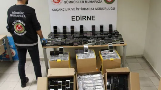 Kapıkule Gümrük Kapısı'nda 3 milyon 730 bin lira değerinde 6 bin adet telefon ele geçirildi