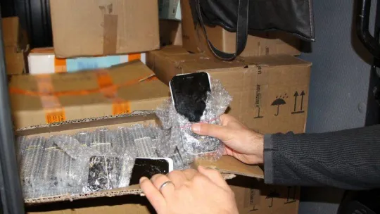 Kapıkule Gümrük Kapısı'nda 3 milyon 730 bin lira değerinde 6 bin adet telefon ele geçirildi