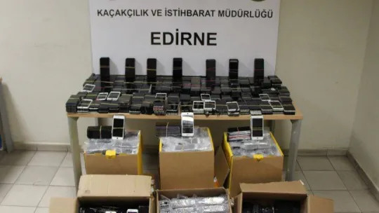 Kapıkule Gümrük Kapısı'nda 3 milyon 730 bin lira değerinde 6 bin adet telefon ele geçirildi