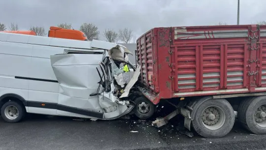 Tem otoyolunda arızalanan tıra panelvan araç çarptı: 1  yaralı