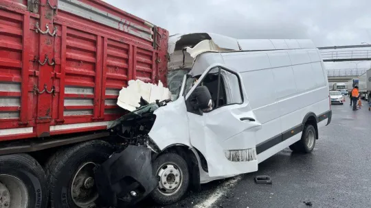 Tem otoyolunda arızalanan tıra panelvan araç çarptı: 1  yaralı