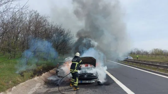 Tamirden çıkan otomobil Avrupa Otoyolu'nda küle döndü