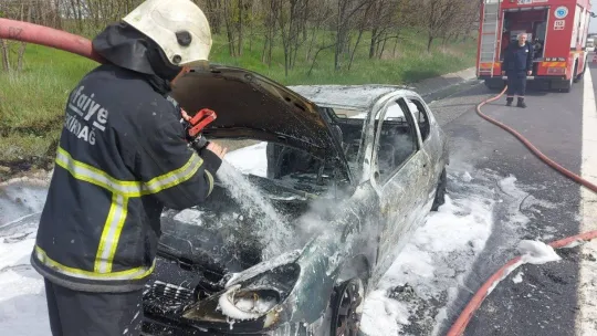 Tamirden çıkan otomobil Avrupa Otoyolu'nda küle döndü