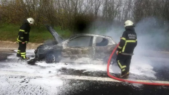 Tamirden çıkan otomobil Avrupa Otoyolu'nda küle döndü