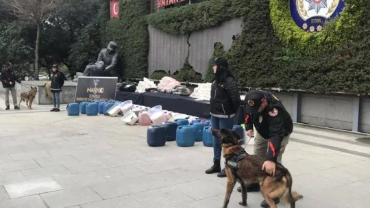 İstanbul'da uyuşturucu tacirlerine darbe üstüne darbe: 1 ton 200 kilo uyuşturucu ele geçirildi