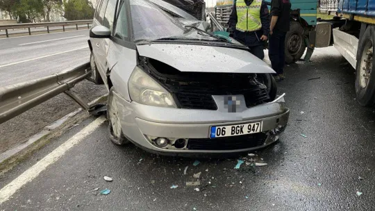 Tırla çarpışan otomobil hurdaya döndü, sürücü araçtan sağ salim çıktı