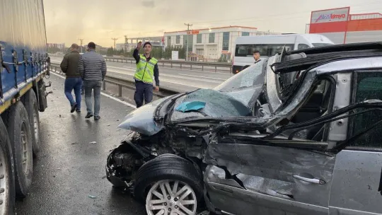 Tırla çarpışan otomobil hurdaya döndü, sürücü araçtan sağ salim çıktı