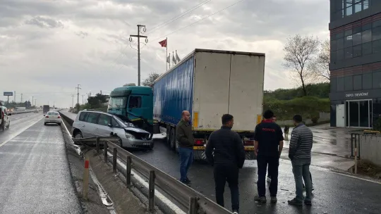 Tırla çarpışan otomobil hurdaya döndü, sürücü araçtan sağ salim çıktı