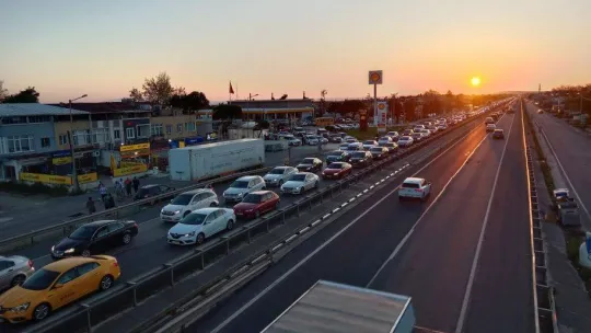 Tatil dönüşü trafik çilesi: Tekirdağ-İstanbul yolunda trafik durma noktasına geldi