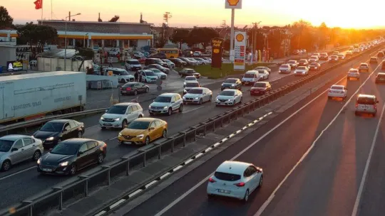 Tatil dönüşü trafik çilesi: Tekirdağ-İstanbul yolunda trafik durma noktasına geldi