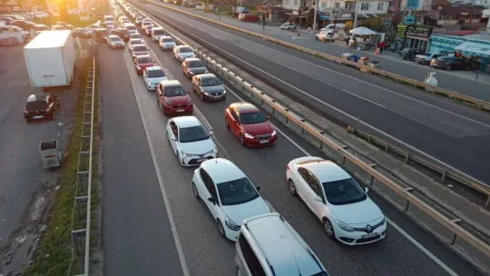 Tatil dönüşü trafik çilesi: Tekirdağ-İstanbul yolunda trafik durma noktasına geldi