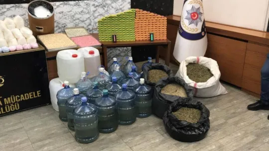 Bakan Soylu'nun duyurduğu operasyonda ele geçirilen uyuşturucular emniyette sergilendi