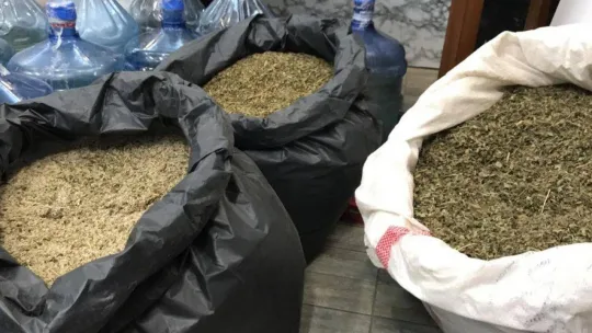 Bakan Soylu'nun duyurduğu operasyonda ele geçirilen uyuşturucular emniyette sergilendi