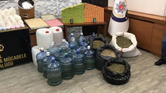 Bakan Soylu'nun duyurduğu operasyonda ele geçirilen uyuşturucular emniyette sergilendi