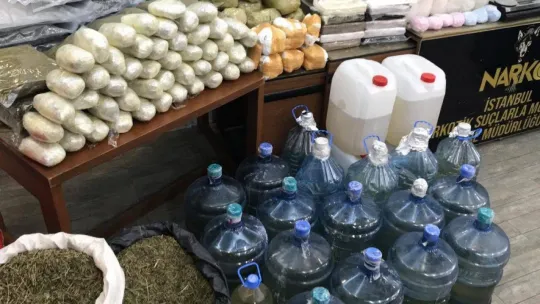 Bakan Soylu'nun duyurduğu operasyonda ele geçirilen uyuşturucular emniyette sergilendi