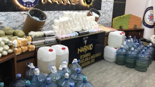 Bakan Soylu'nun duyurduğu operasyonda ele geçirilen uyuşturucular emniyette sergilendi