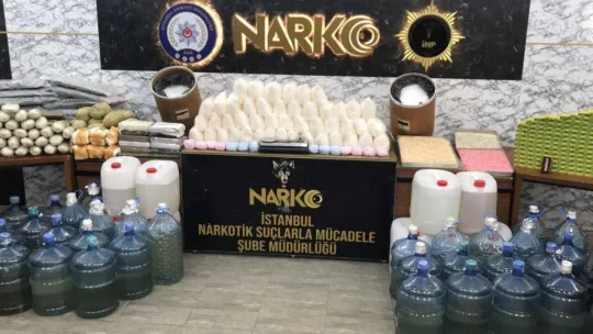 Bakan Soylu'nun duyurduğu operasyonda ele geçirilen uyuşturucular emniyette sergilendi