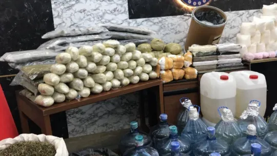 Bakan Soylu'nun duyurduğu operasyonda ele geçirilen uyuşturucular emniyette sergilendi