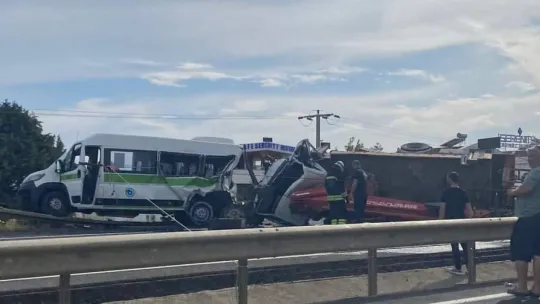 Marmaraereğlisi'nde yolcu minibüsü ile vinçli kamyon çarpıştı: 3'ü ağır 12 yaralı