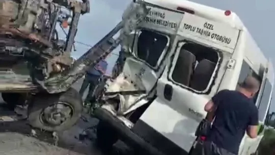 Marmaraereğlisi'nde yolcu minibüsü ile vinçli kamyon çarpıştı: 3'ü ağır 12 yaralı