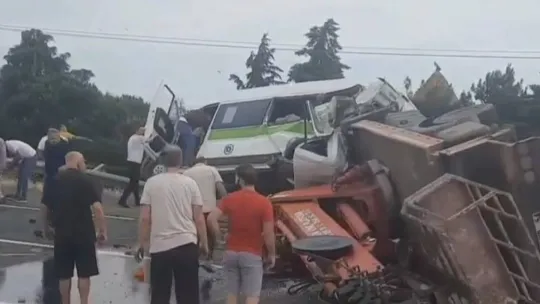 Marmaraereğlisi'nde yolcu minibüsü ile vinçli kamyon çarpıştı: 3'ü ağır 12 yaralı