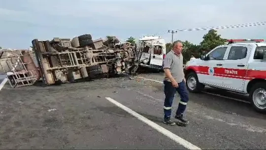 Marmaraereğlisi'nde yolcu minibüsü ile vinçli kamyon çarpıştı: 3'ü ağır 12 yaralı
