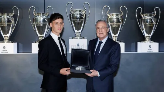 Arda Güler, Real Madrid'e resmi imzayı attı