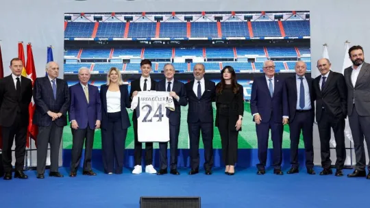 Arda Güler, Real Madrid'e resmi imzayı attı