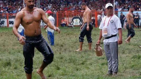 Başpehlivan Mustafa Taş altın kemere veda etti