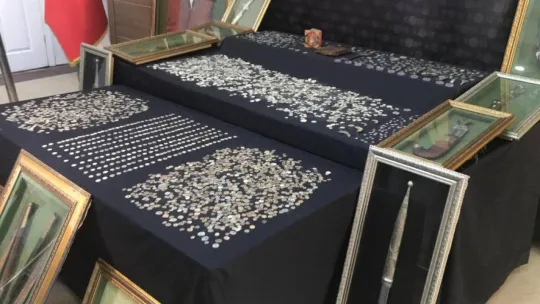 İstanbul'da tarihi eser kaçakçılığı: El yazması İncil ve Tevrat ele geçirildi