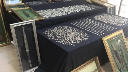 İstanbul'da tarihi eser kaçakçılığı: El yazması İncil ve Tevrat ele geçirildi