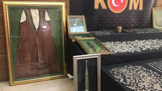 İstanbul'da tarihi eser kaçakçılığı: El yazması İncil ve Tevrat ele geçirildi