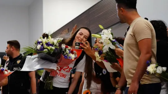 Filenin Sultanları, Türkiye'ye kupayla döndü