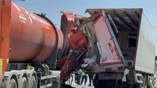 İBB'ye ait İSTAÇ tırı otoyolda kamyonete çarptı : 1 yaralı