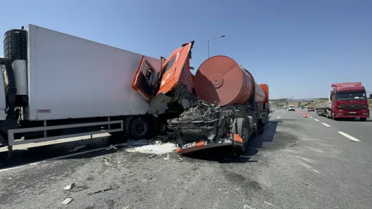 İBB'ye ait İSTAÇ tırı otoyolda kamyonete çarptı : 1 yaralı
