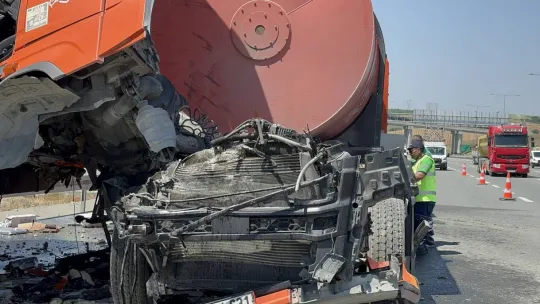 İBB'ye ait İSTAÇ tırı otoyolda kamyonete çarptı : 1 yaralı