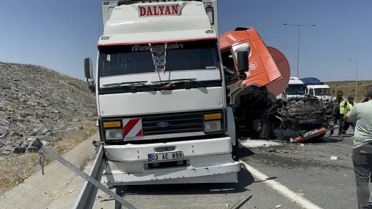 İBB'ye ait İSTAÇ tırı otoyolda kamyonete çarptı : 1 yaralı