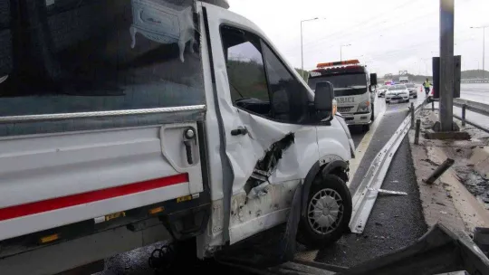 Ayağı direksiyona sıkışan sürücüyü itfaiye ekipleri camı kırarak kurtardı
