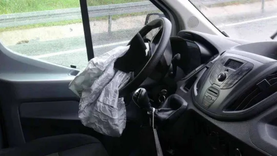 Ayağı direksiyona sıkışan sürücüyü itfaiye ekipleri camı kırarak kurtardı