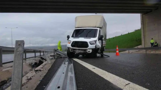 Ayağı direksiyona sıkışan sürücüyü itfaiye ekipleri camı kırarak kurtardı