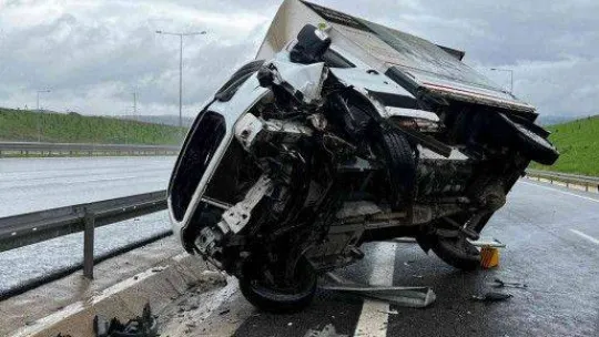 Ayağı direksiyona sıkışan sürücüyü itfaiye ekipleri camı kırarak kurtardı