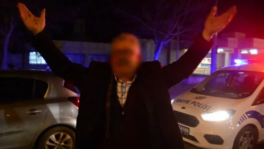 Ayakta duramayan alkollü sürücüden ilginç sözler: 'Bu bana mı özel, durun az birini arayacağım'