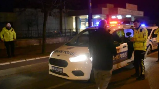 Ayakta duramayan alkollü sürücüden ilginç sözler: 'Bu bana mı özel, durun az birini arayacağım'