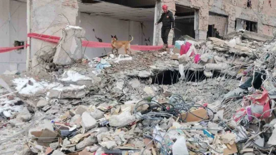 Aydın Büyükşehir'in arama kurtarma ekipleri deprem bölgesinde çalışmalara başladı