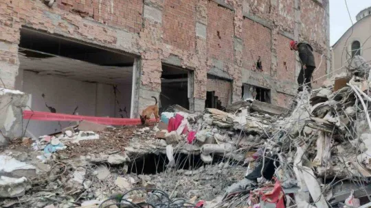 Aydın Büyükşehir'in arama kurtarma ekipleri deprem bölgesinde çalışmalara başladı